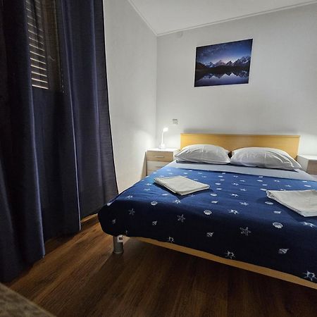 Modern Apartment Nikola In A Quiet Area Kaštel Stari Esterno foto